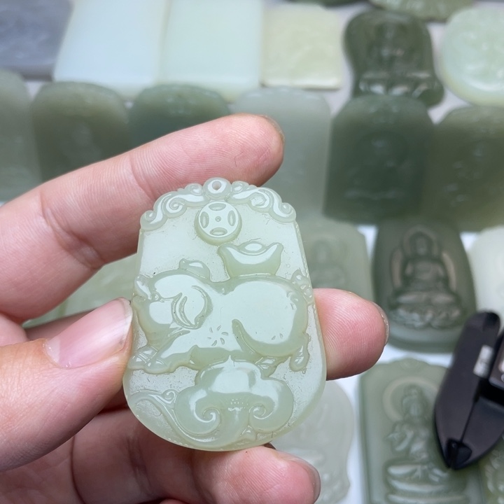 和田玉颈饰未镶嵌张*