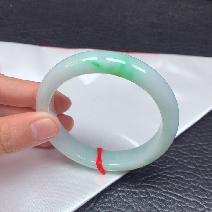 翡翠手镯未镶嵌。