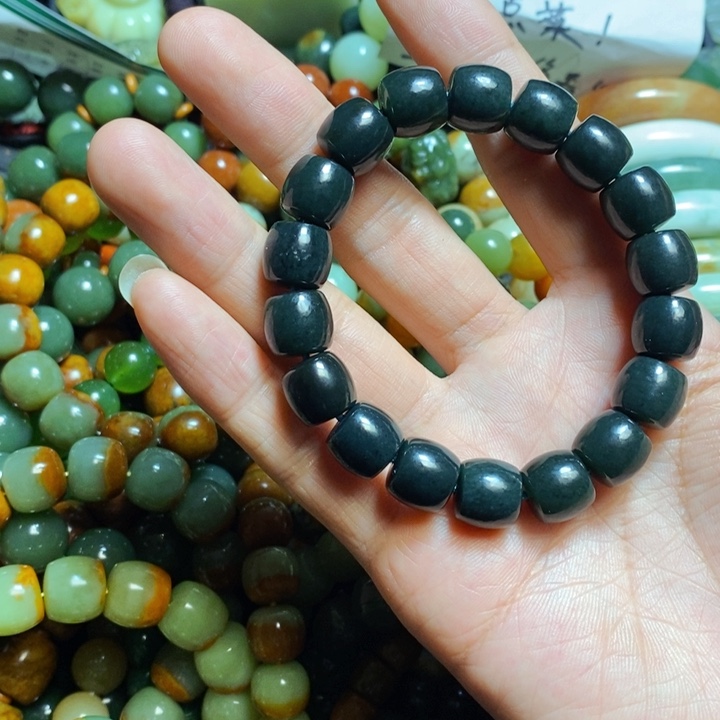 透闪石质玉颈饰未镶嵌