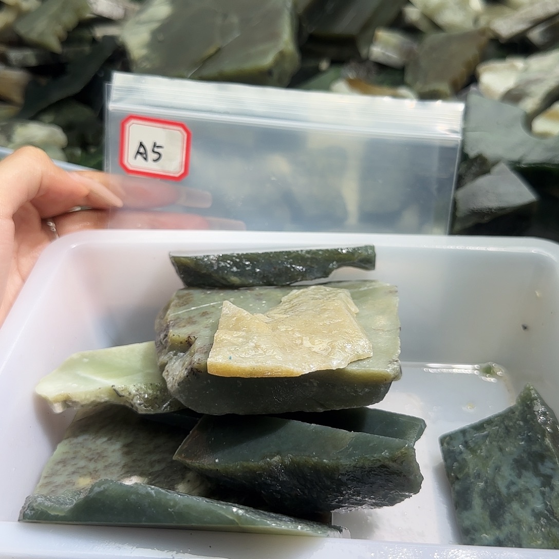 天***怒和田玉未镶嵌珠宝半成品