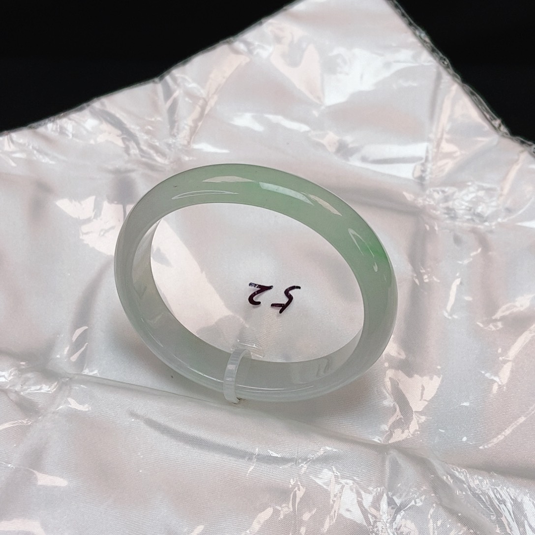 翡翠手镯未镶嵌贵妃