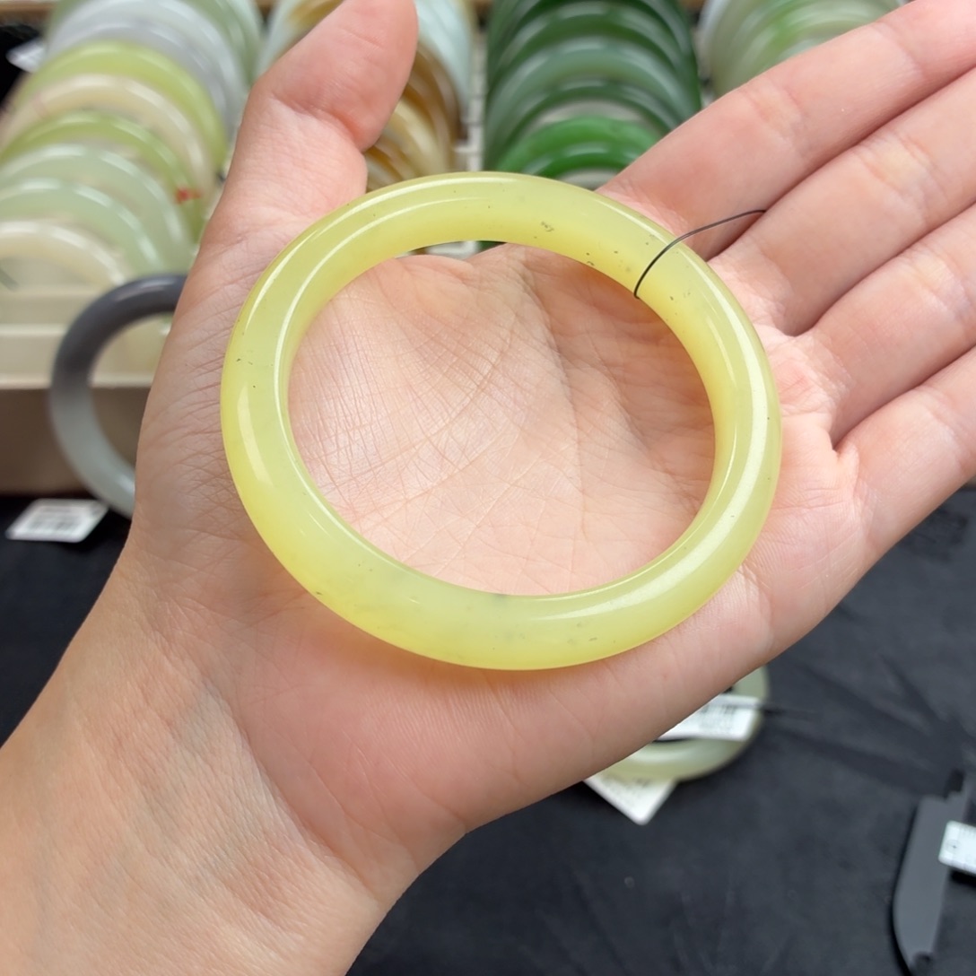 和田玉未镶嵌手镯-冰底鸡油黄特色点墨飘-小手捡