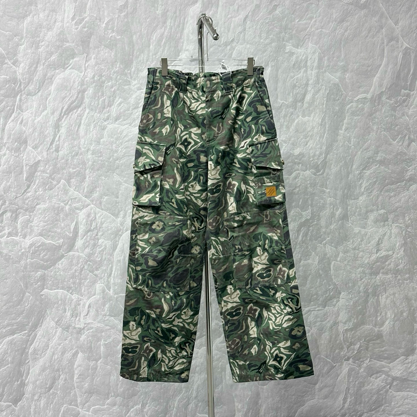 未使用 LouisVuitton/路易威登 nigo FW25满印迷彩长裤48码D15998