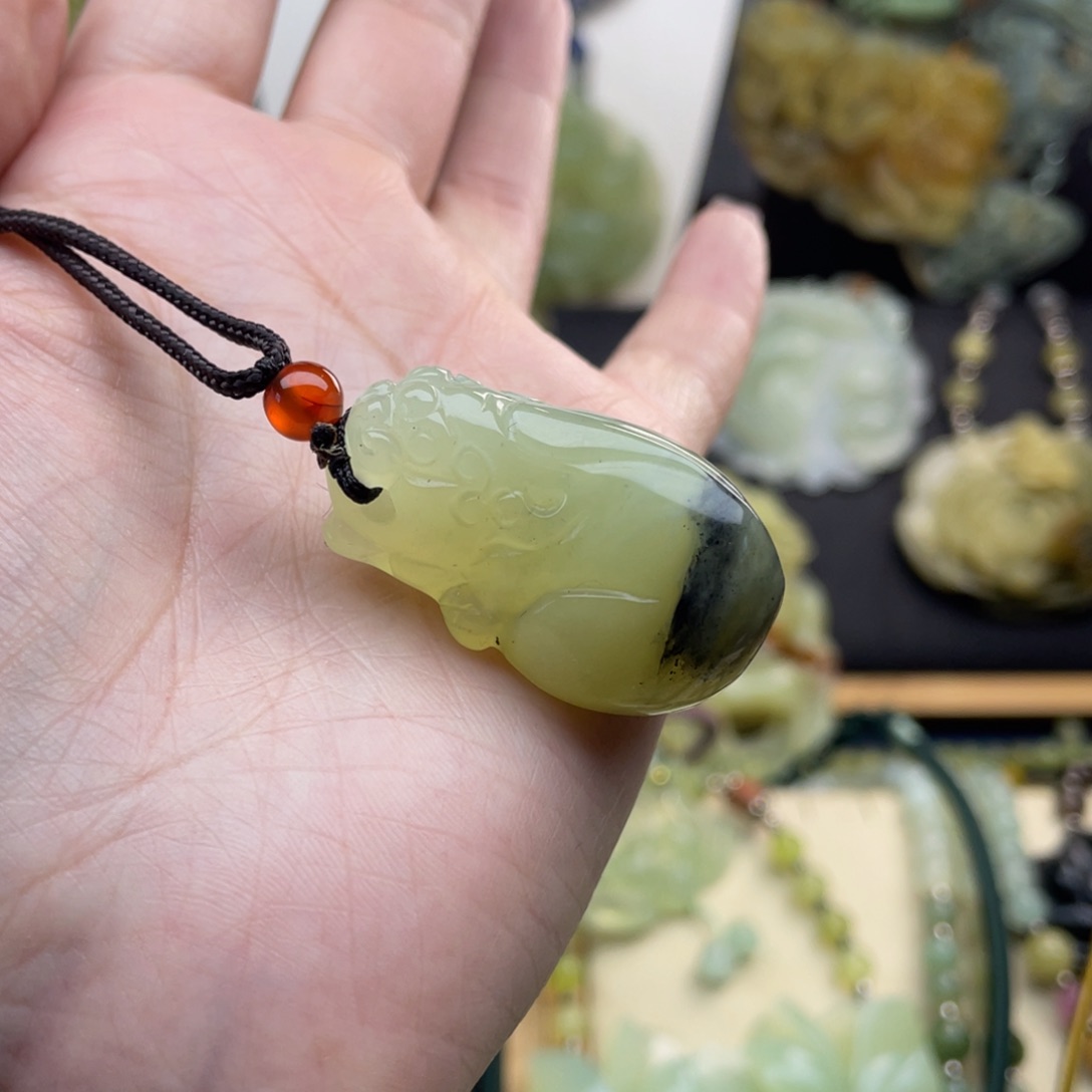 蛇纹石玉颈饰未镶嵌