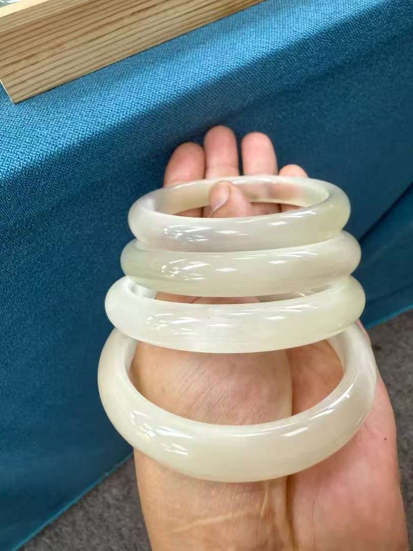 天然香槟金正宽手镯多样性发一