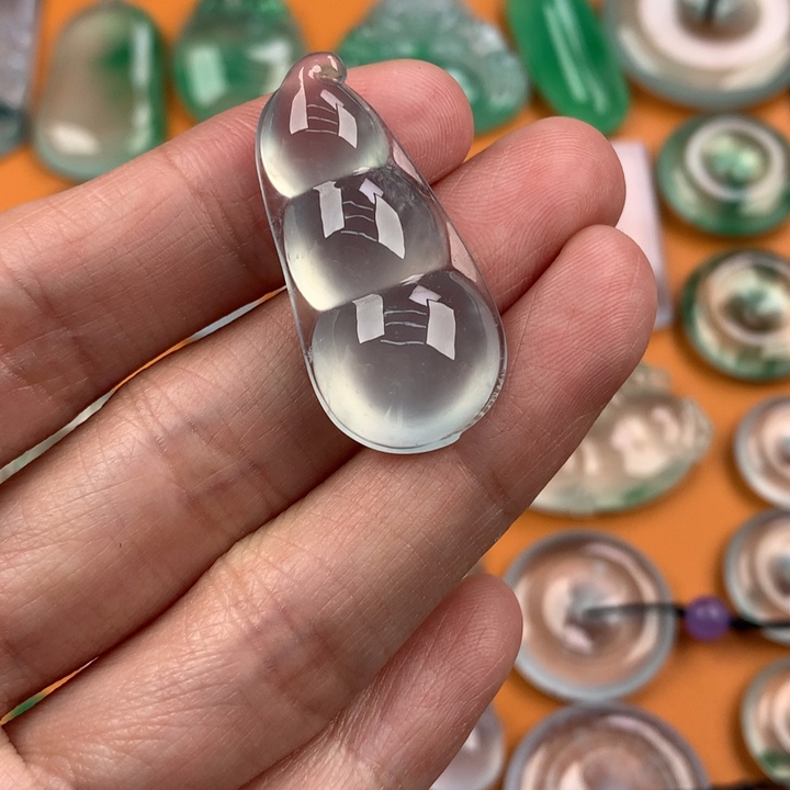 翡翠挂件未镶嵌….