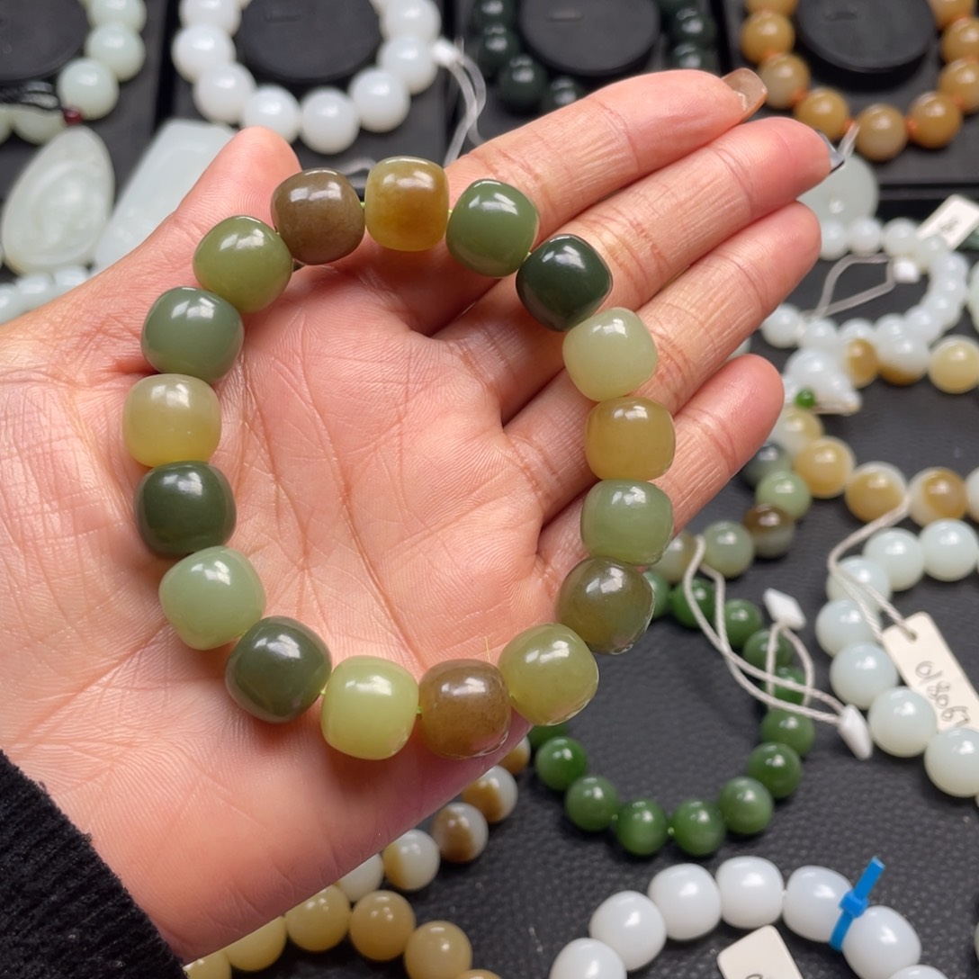 放***情和田玉未镶嵌手链