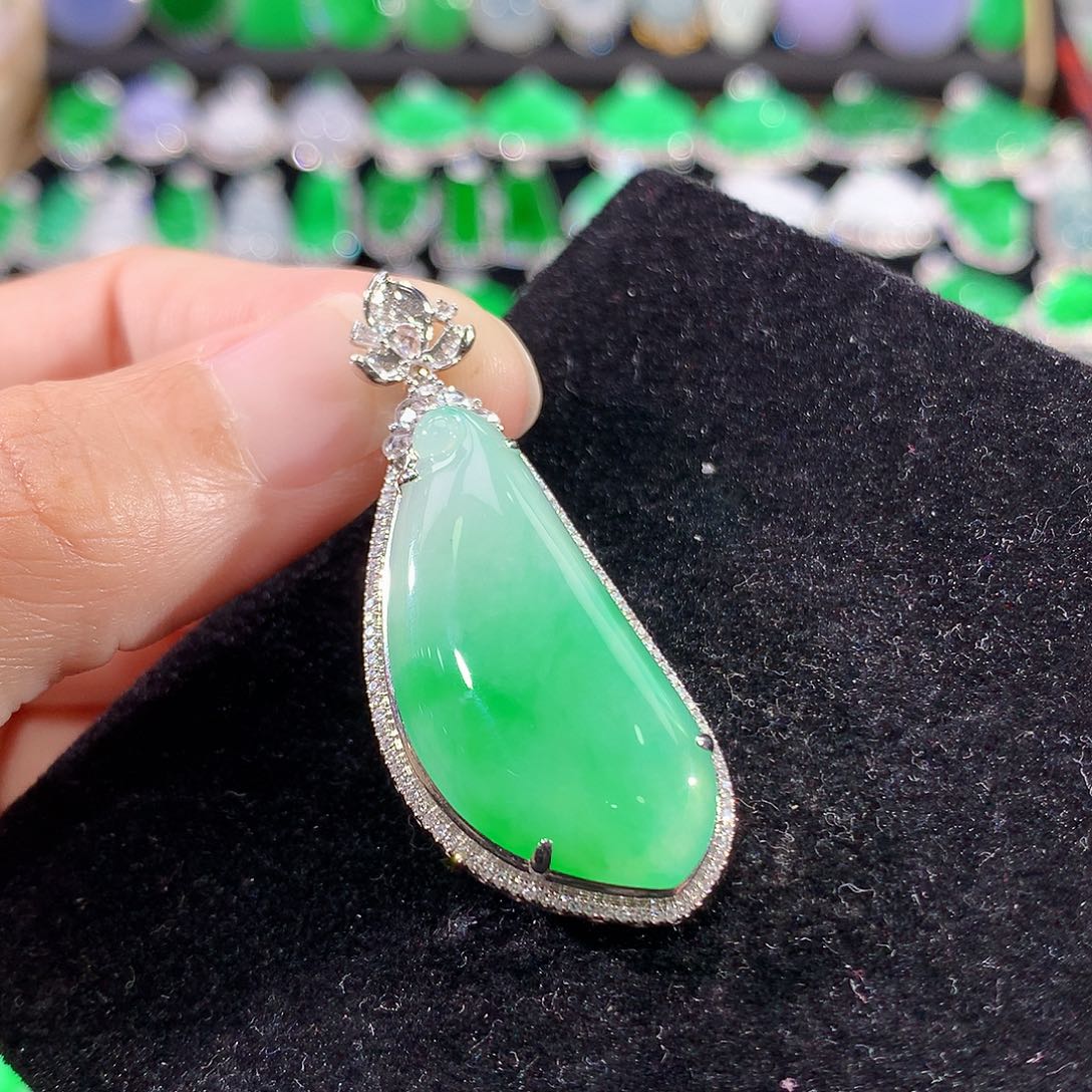 翡翠18K金镶嵌颈饰