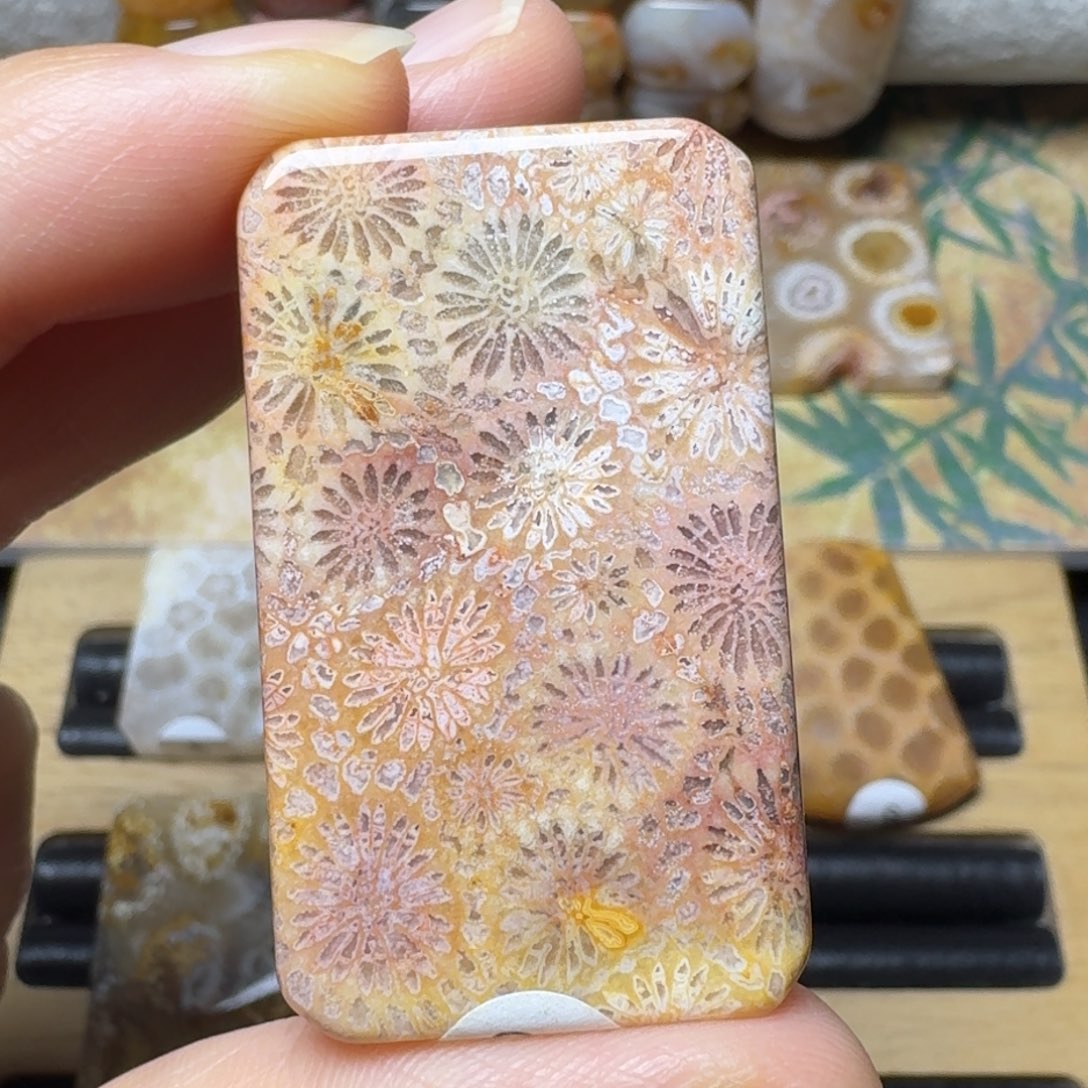 硅化玉未镶嵌紫红黄大花，好盘