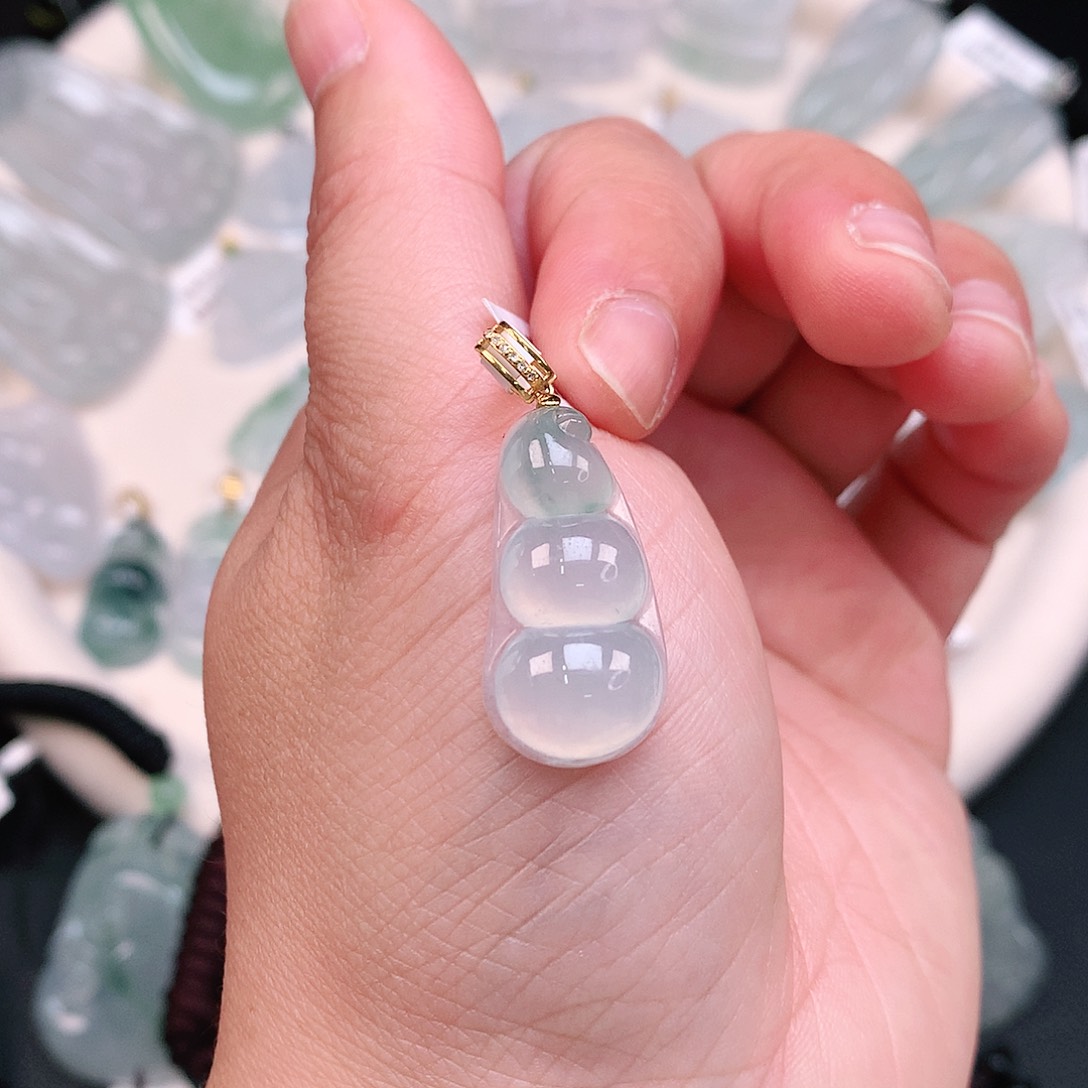 翡翠颈饰18K金镶嵌冰胶飘绿豆子