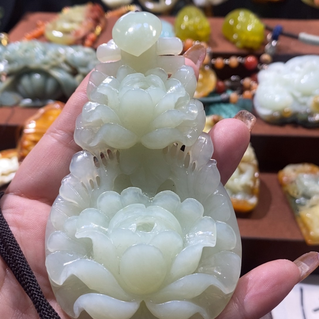 蛇纹石玉颈饰未镶嵌