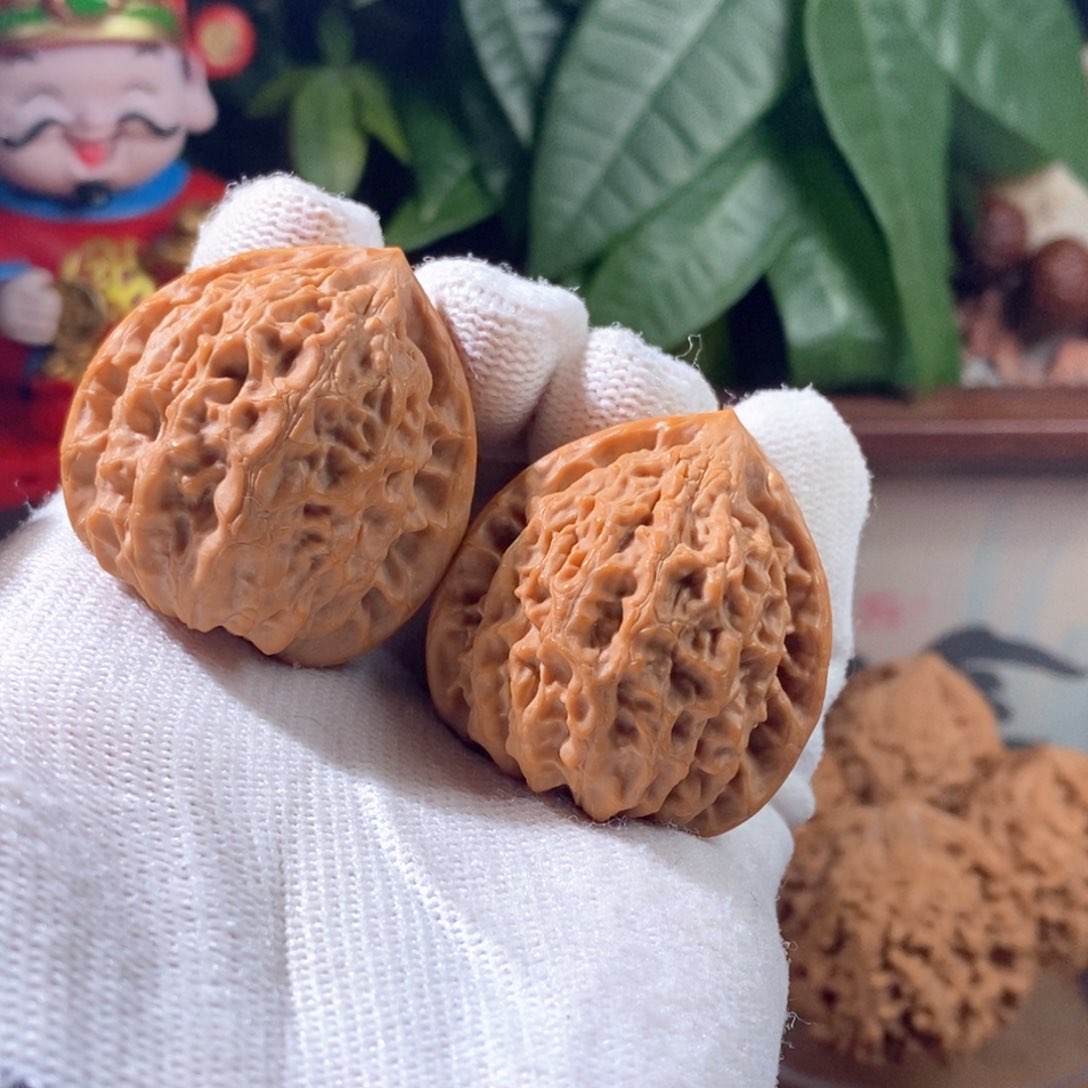 文玩核桃吊坠金牛