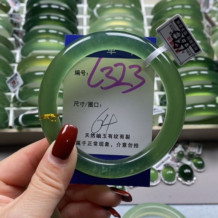 蛇纹石玉手镯未镶嵌雨**虹