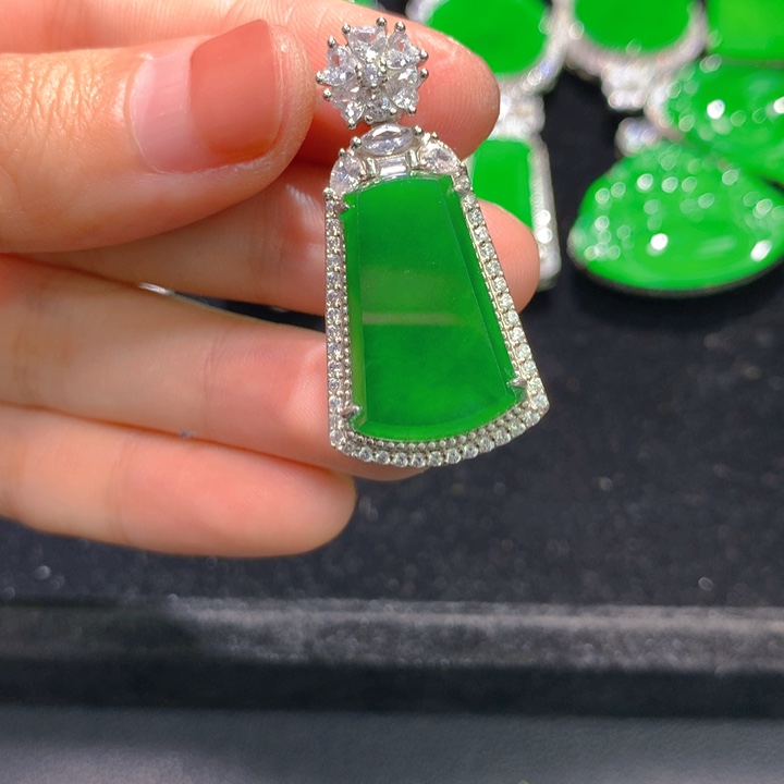 翡翠银S925镶嵌颈饰一个