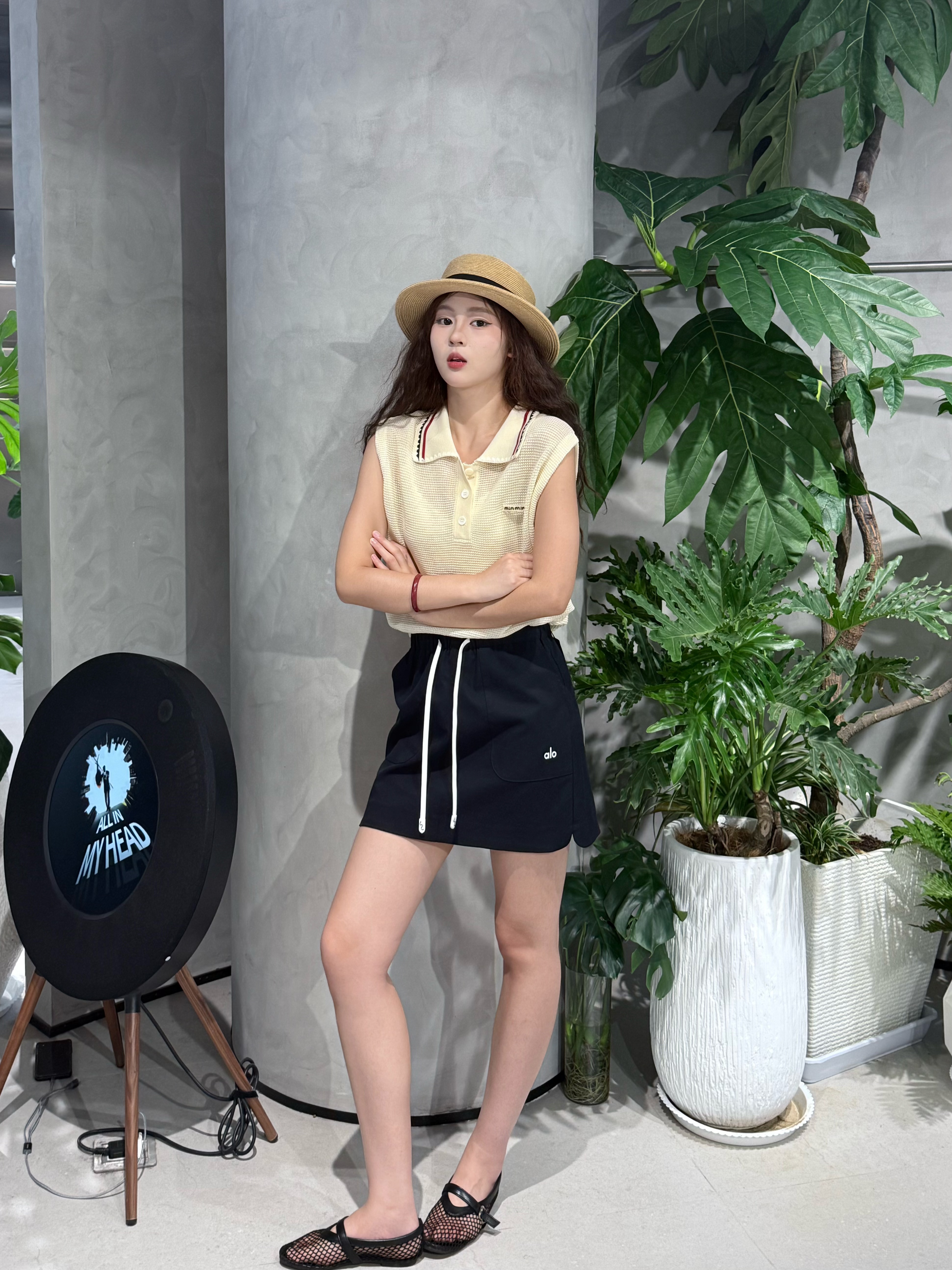 杏色抽绳针织马甲+深蓝抽绳短裙