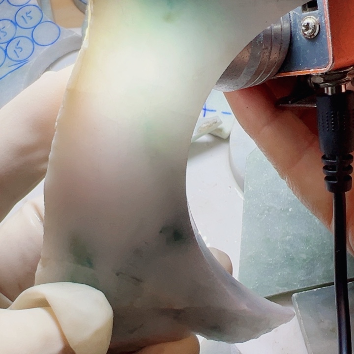 翡翠颈饰未镶嵌翡翠片料