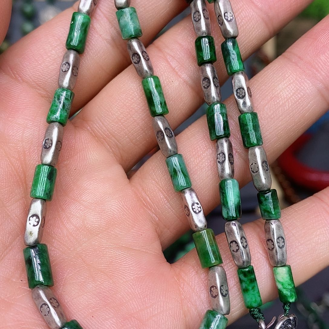 翡翠颈饰未镶嵌漂亮美眉