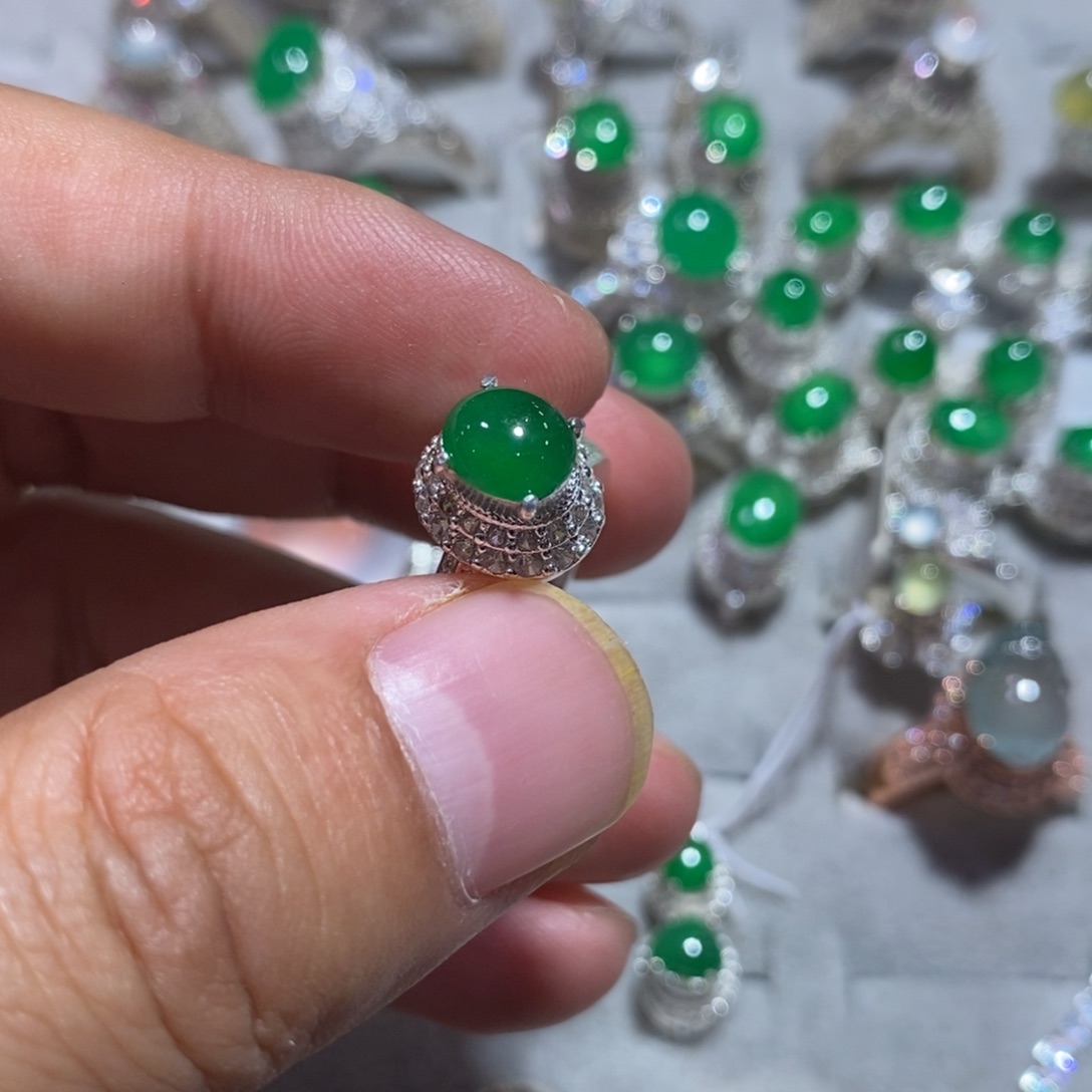 定制翡翠未镶嵌正阳绿7.7mm