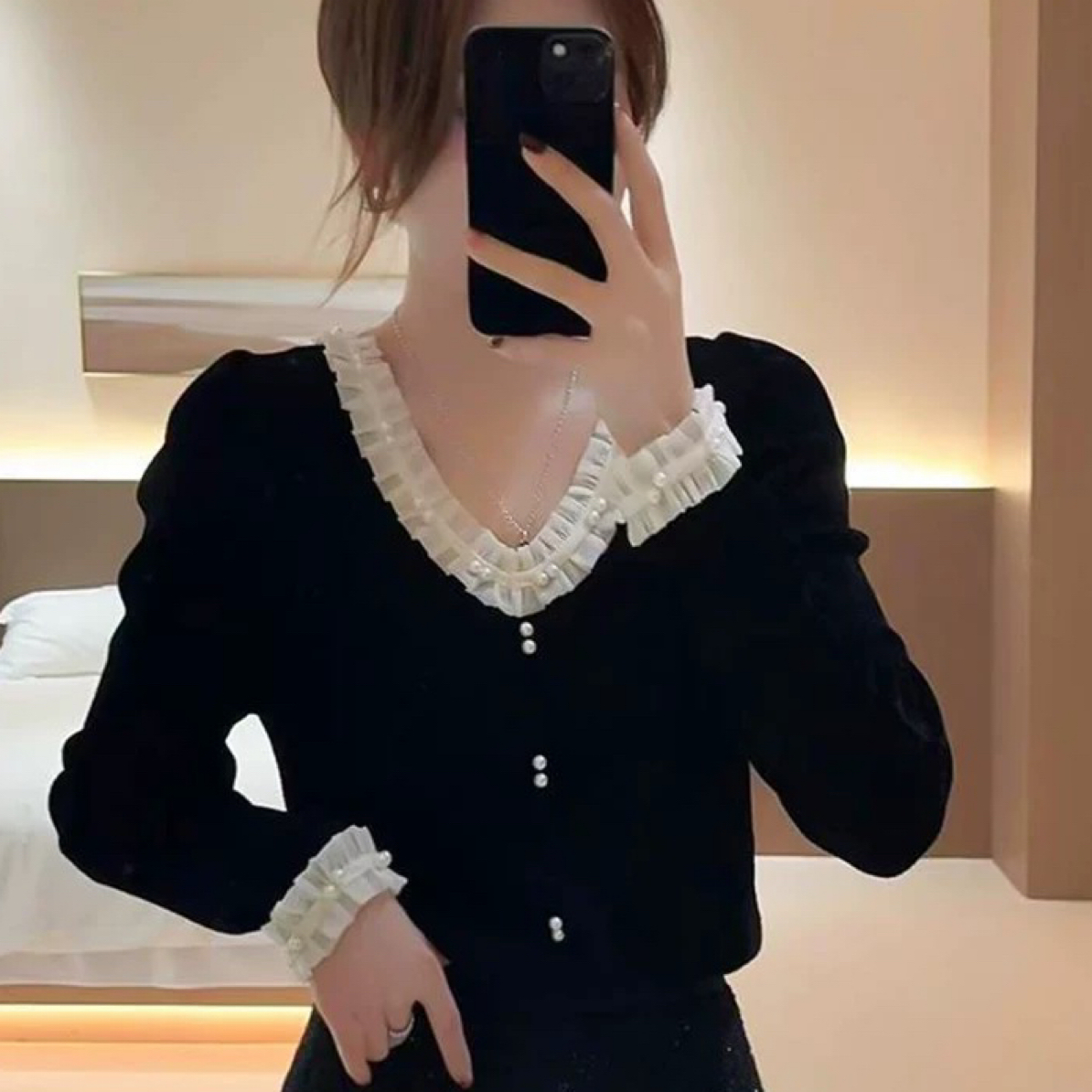 小V领蕾丝拼接重工钉珠天鹅绒针织毛衣