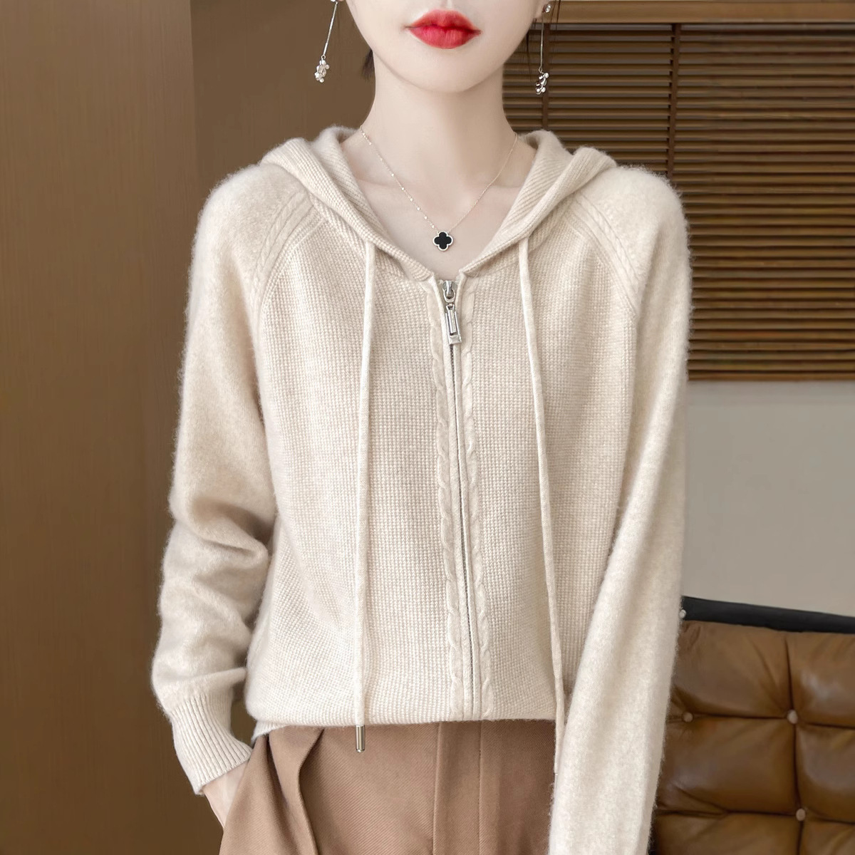 2025秋季新款纯色羊毛衫时尚气质拉链显瘦针织衫连帽宽松打底衫女