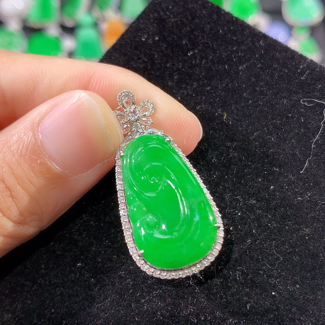 翡翠18K金镶嵌颈饰