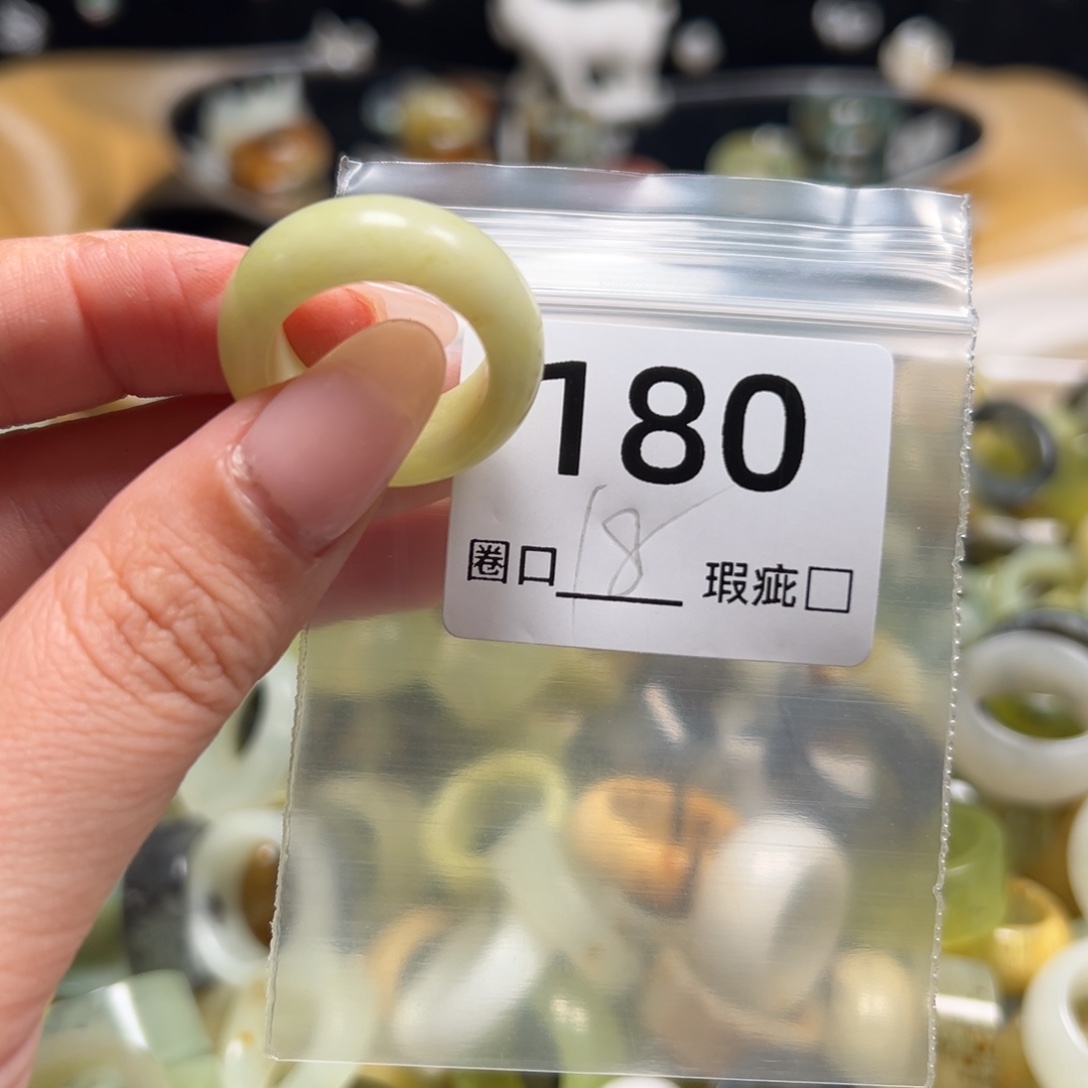 在***方蛇纹石玉未镶嵌戒指
