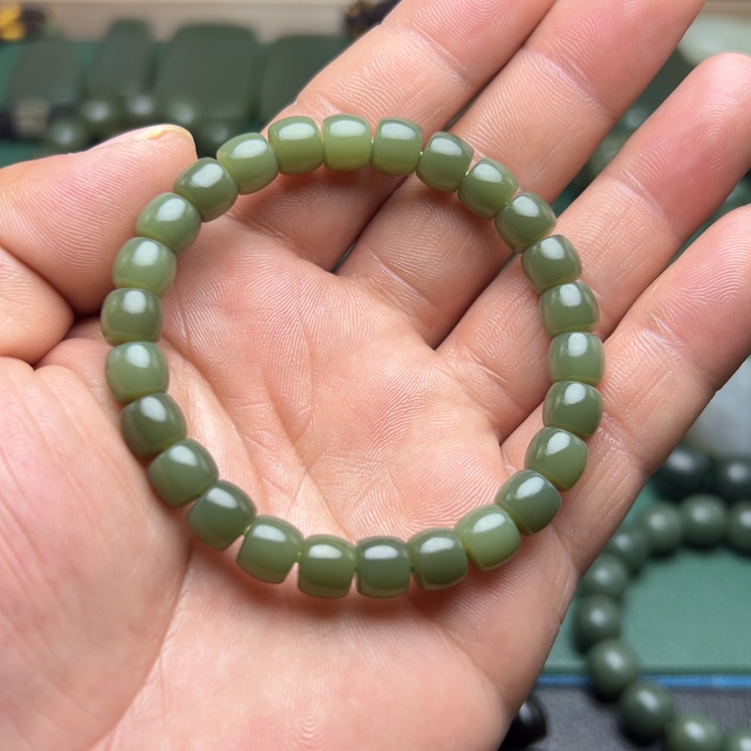 和田玉手链未镶嵌沙枣青豆青卡8