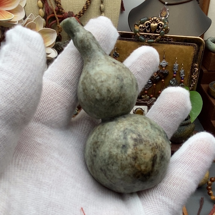 未镶嵌岫岩河磨玉（透闪石质玉）挂件