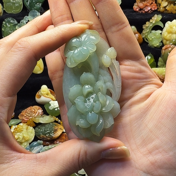 冰***人蛇纹石玉未镶嵌颈饰