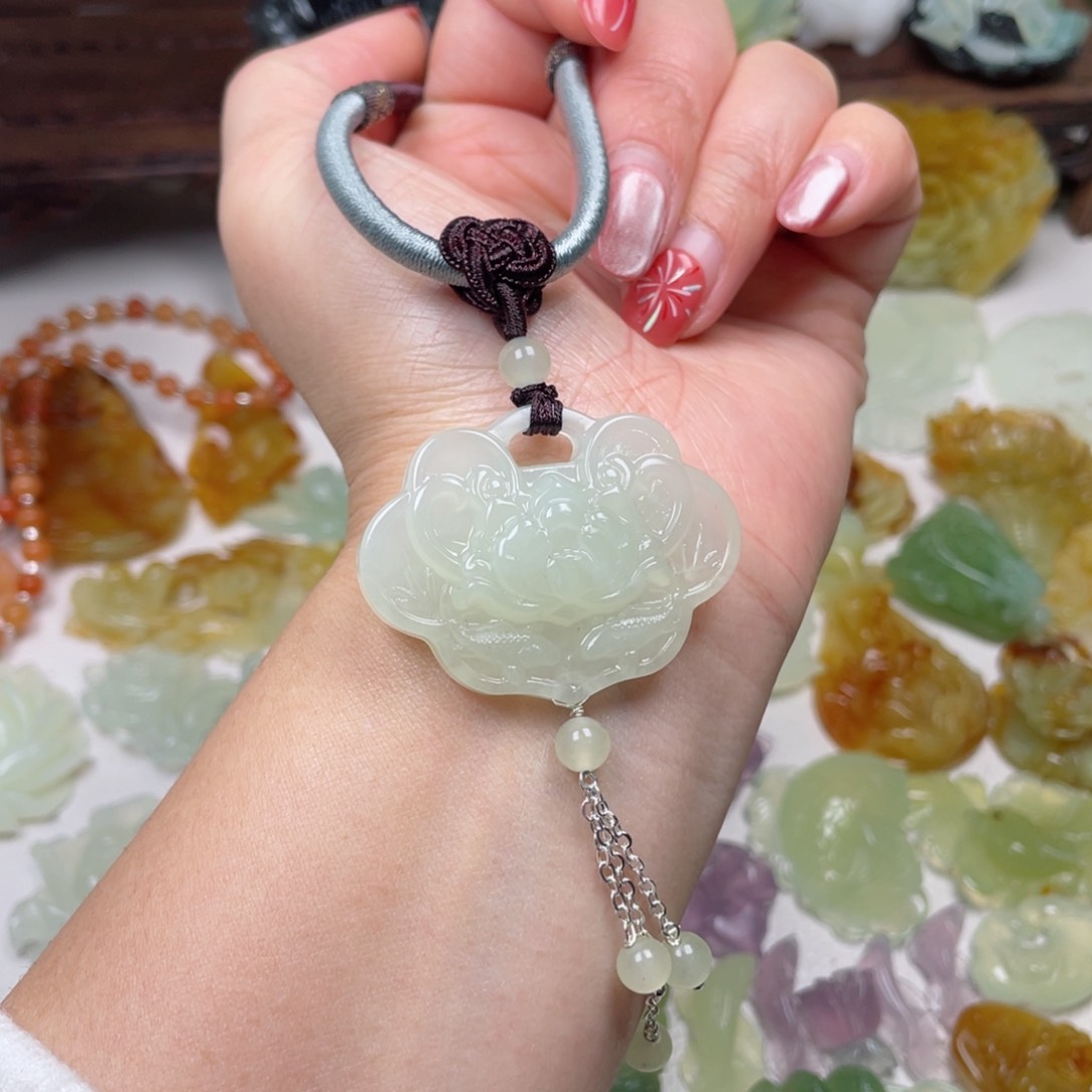 蛇纹石玉颈饰未镶嵌