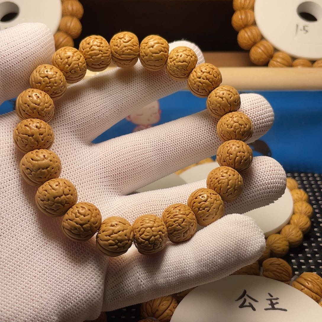 石***趣桃木金丹桃核，皮质好，密度大