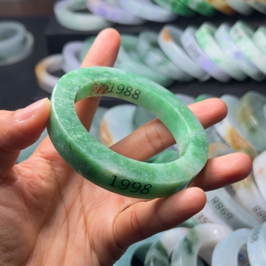 定制翡翠未镶嵌手镯
