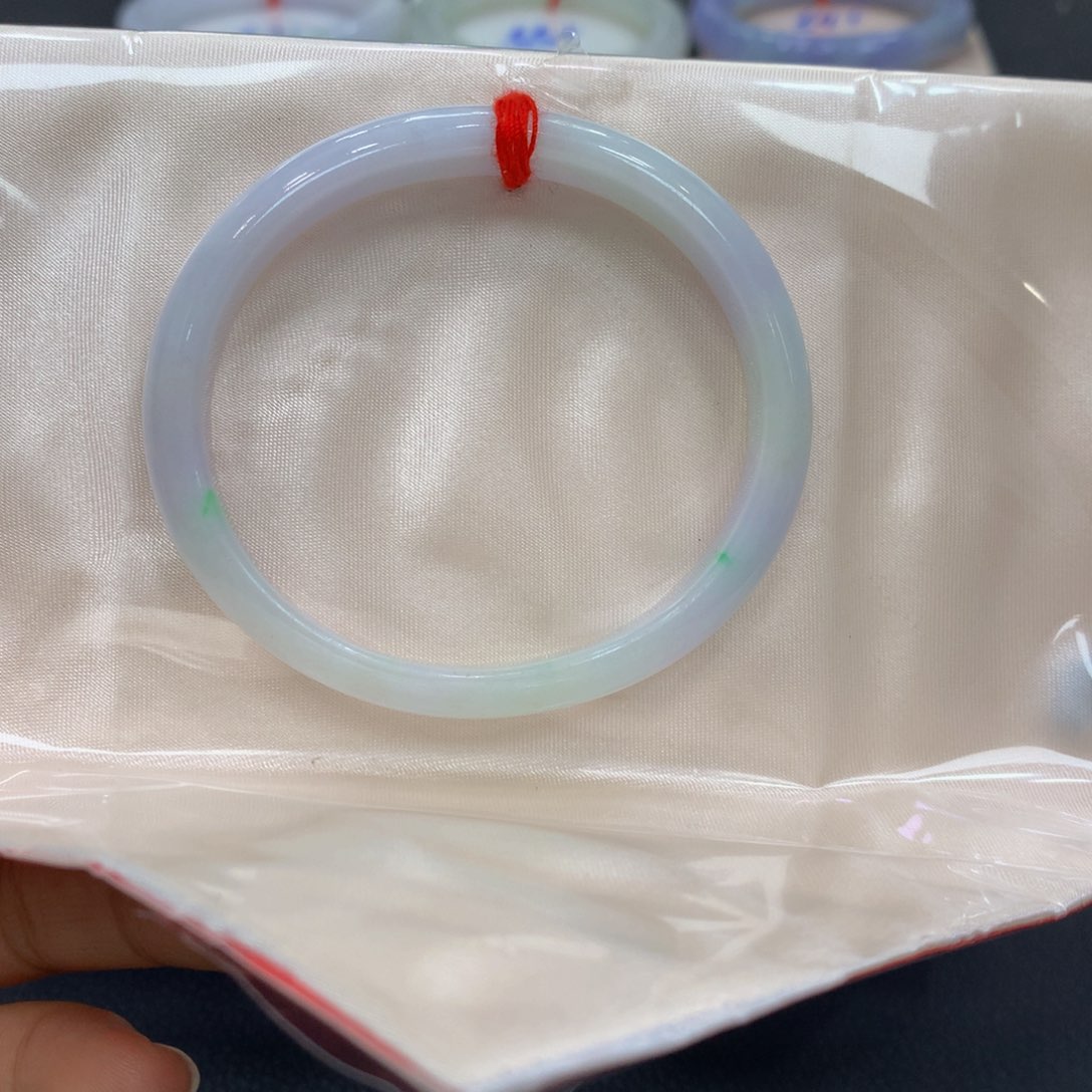翡翠手镯未镶嵌翡翠