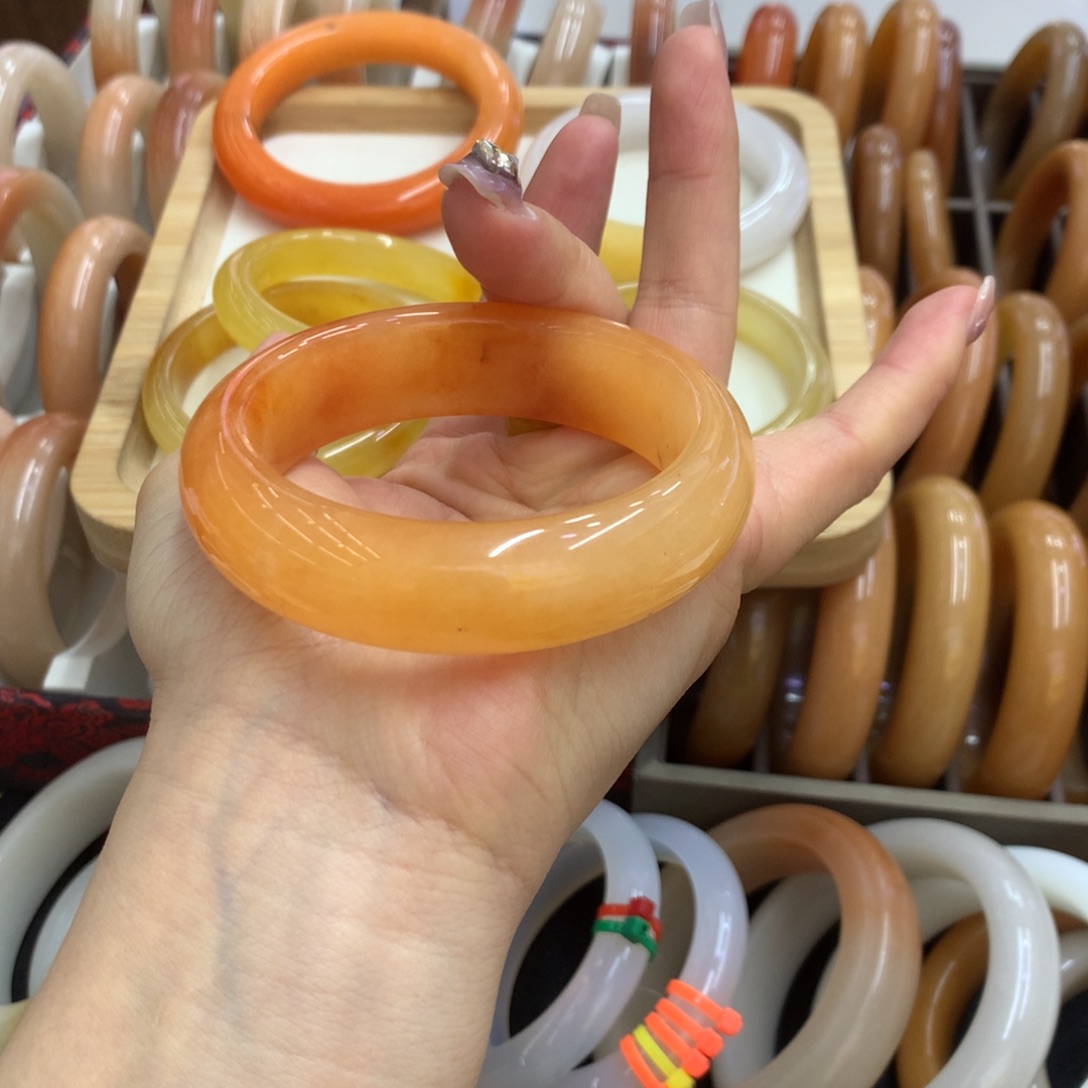 佩***玲石英质玉未镶嵌手镯