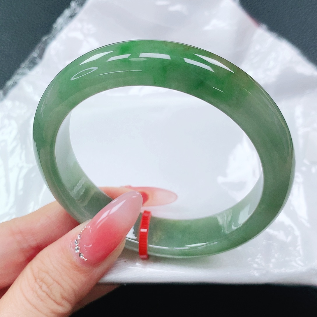 翡翠手镯未镶嵌55圈