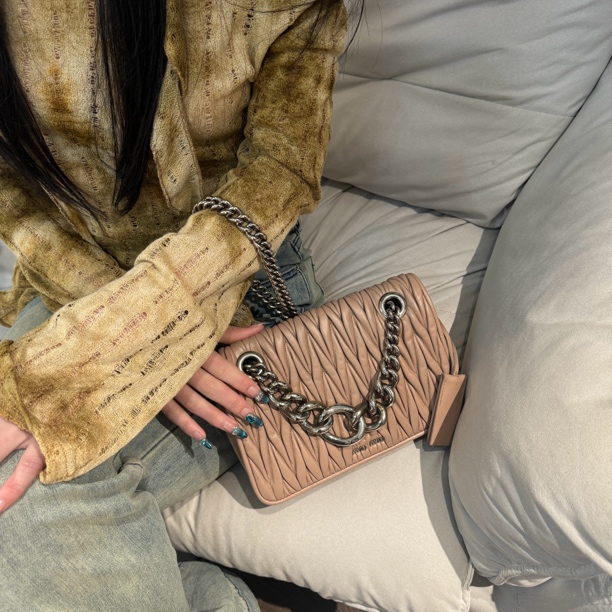 95新 MIU MIU/缪缪 MIUMIU褶皱羊皮藕粉色斜挎包