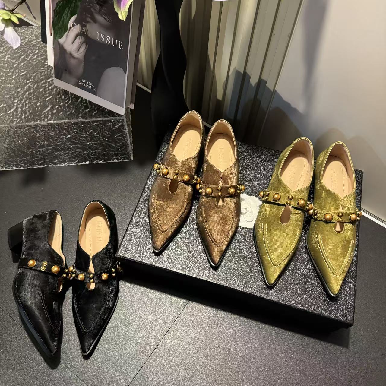 【现现】新款气质时尚铆钉设计款浅口百搭尖头软底女粗跟高跟鞋-4CM