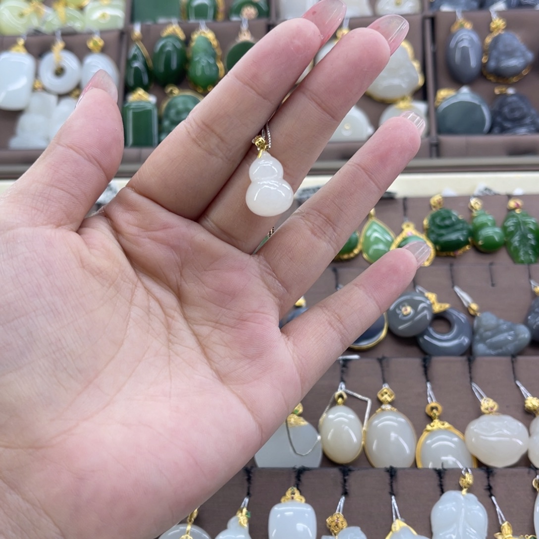 和田玉18K金镶嵌吊坠(赠链)