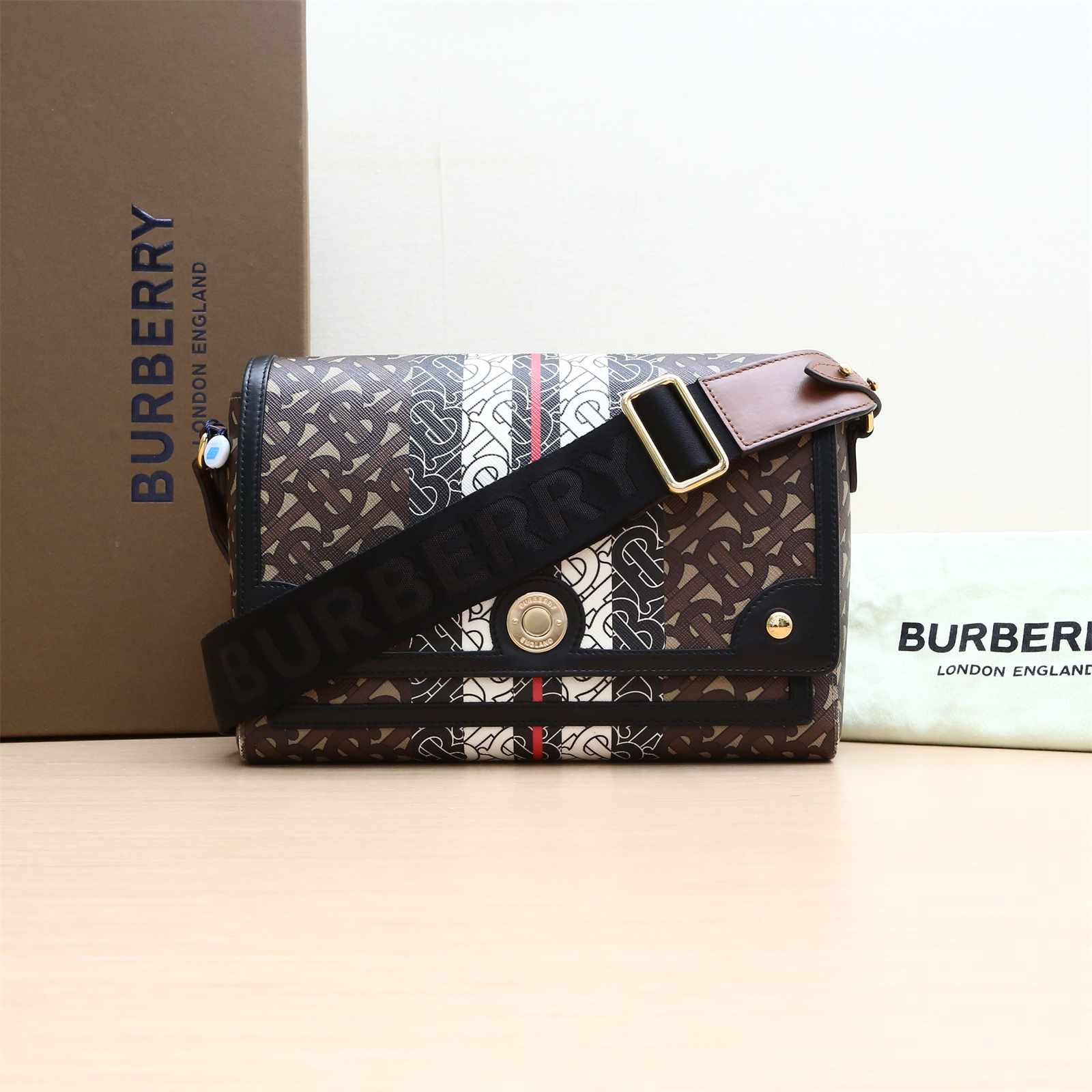 95新 BURBERRY/博柏利 小花黑黑翻盖单肩邮差包 拼色 PVC 