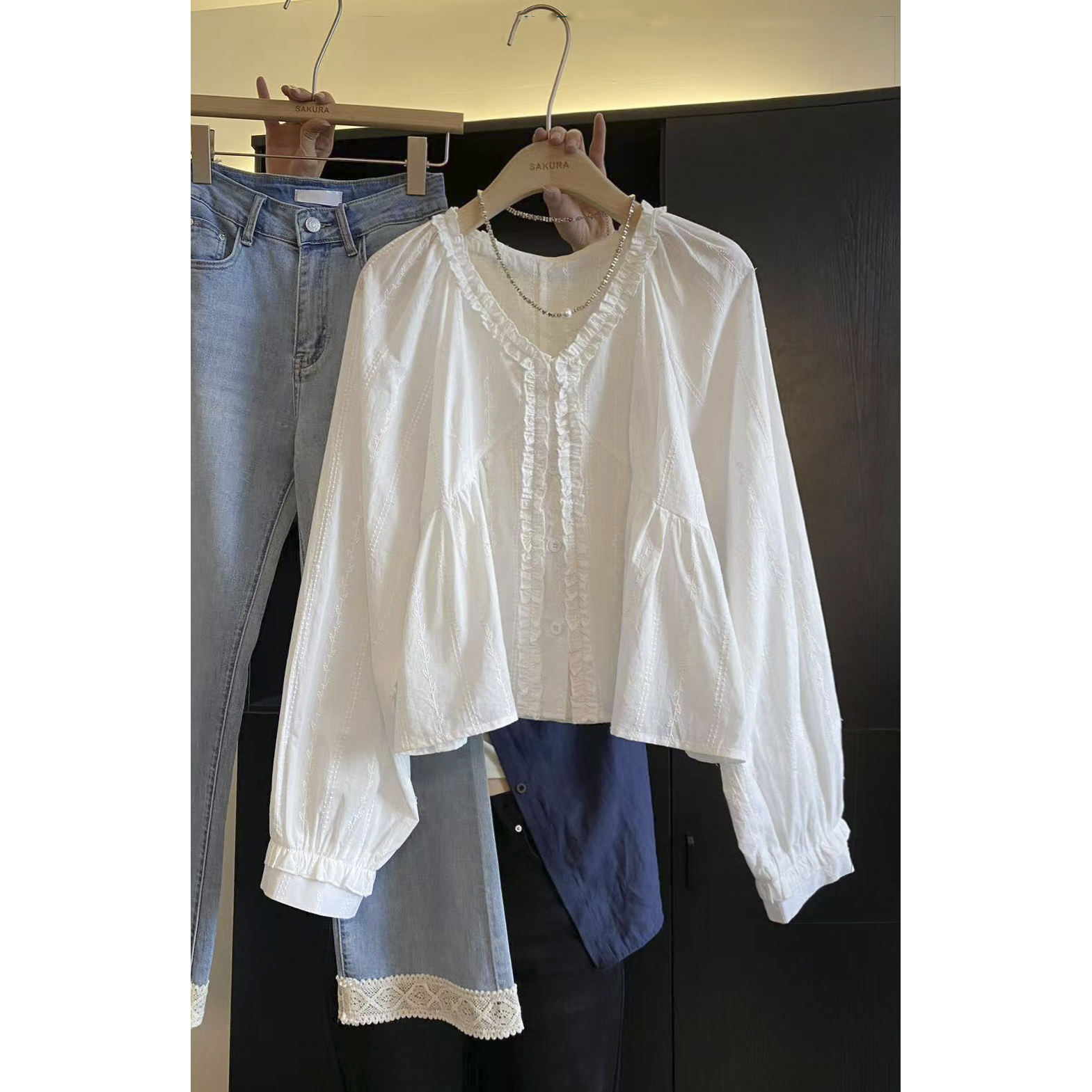 璎婲sᴀᴋᴜʀᴀ【自然雨幕】媛法式设计感V领荷叶边单排扣气质刺绣衬衫