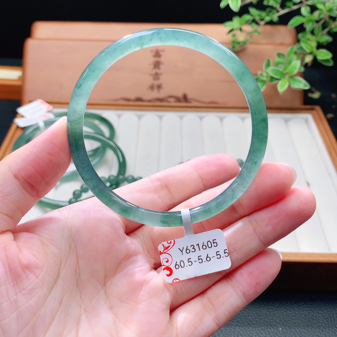 翡翠未镶嵌手镯（圆镯）