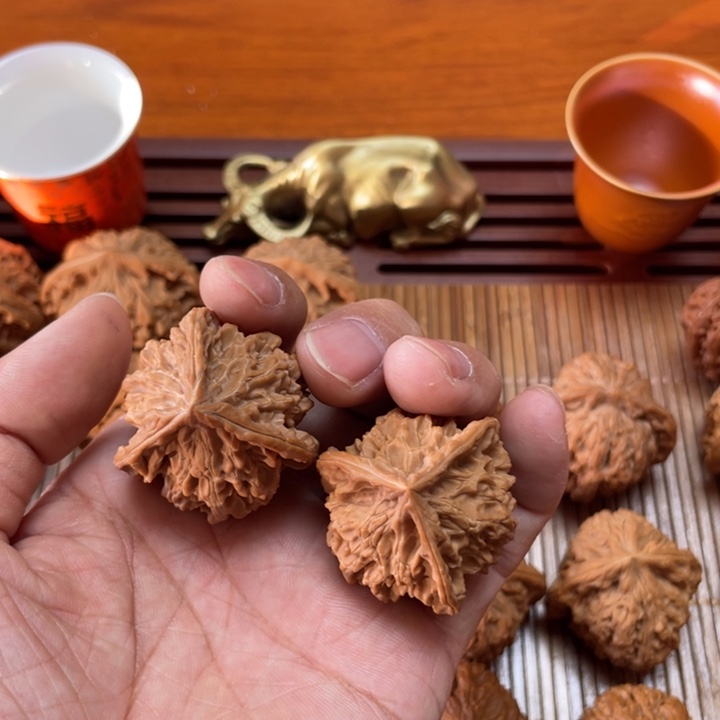 刘***.文玩核桃吊坠盘山三棱