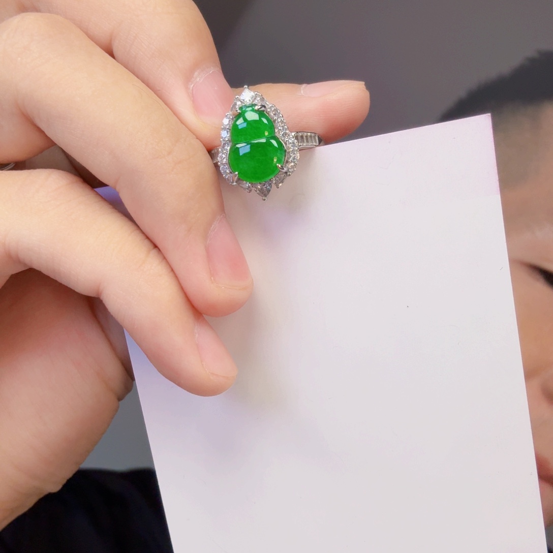 翡翠未镶嵌颈饰一件