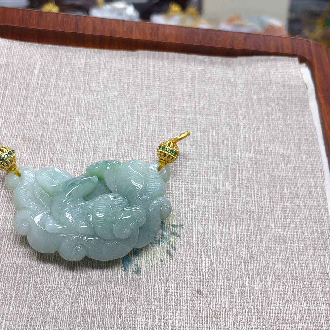 翡翠未镶嵌颈饰狐狐