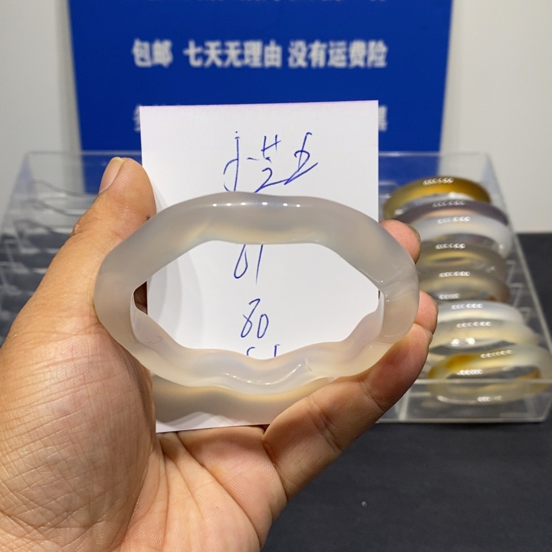 芝***点玛瑙/玉髓未镶嵌手镯