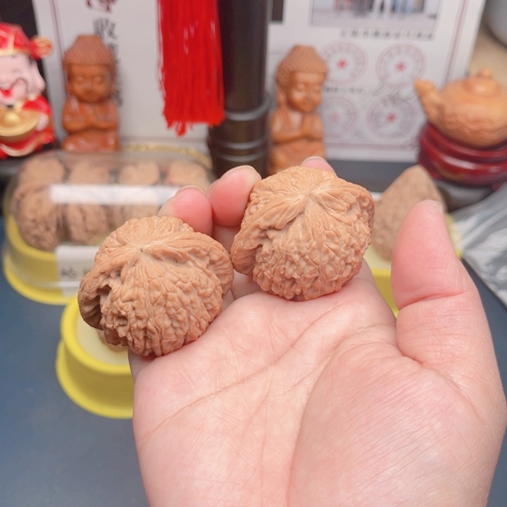 文玩核桃吊坠白狮子