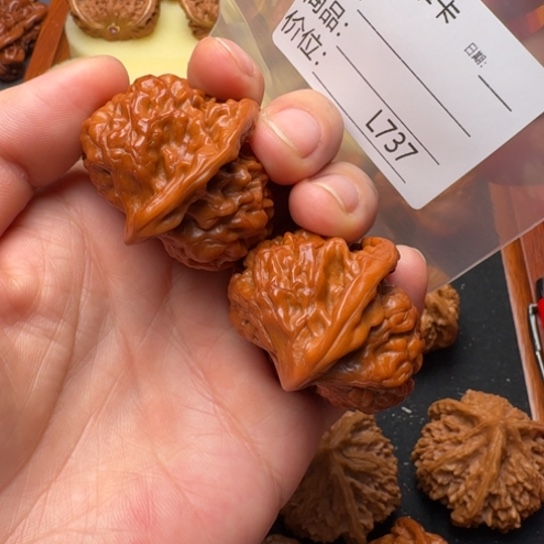 肁***把件桃核半壁座山雕