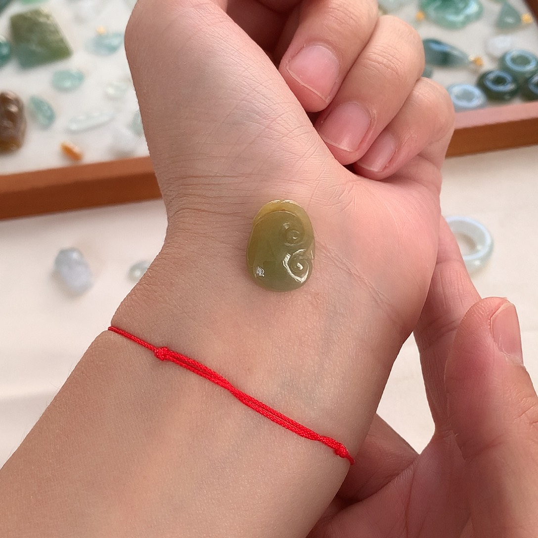 翡翠未镶嵌颈饰如意