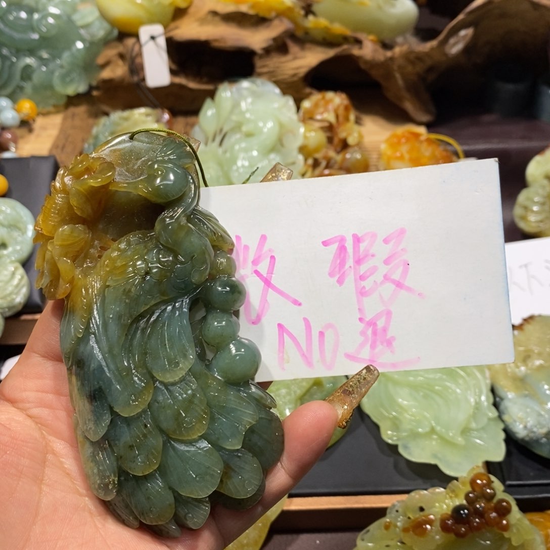 蛇纹石玉颈饰未镶嵌