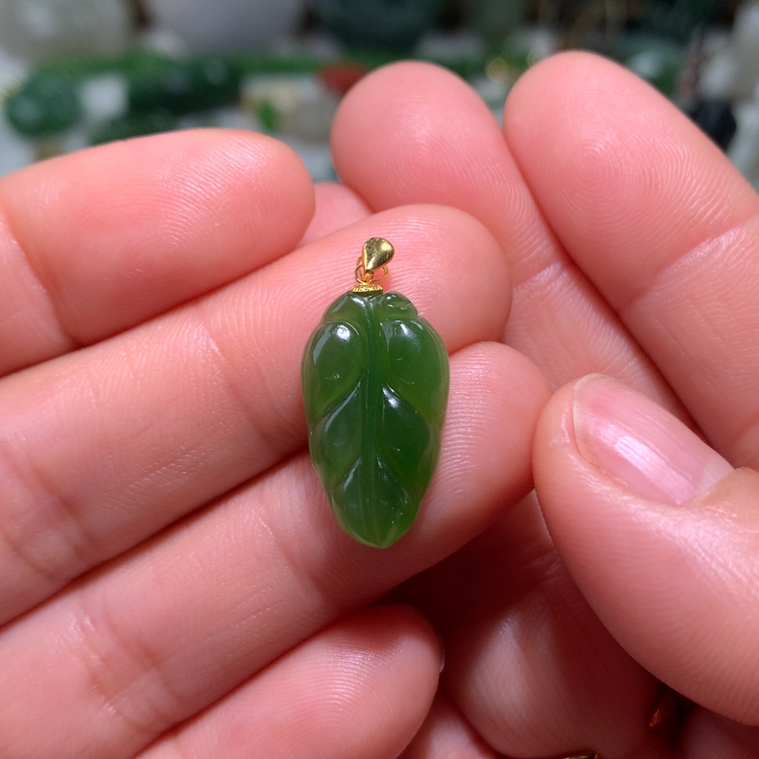 颈饰18K金镶嵌和田玉密*柴